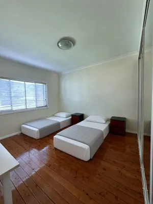Flora St – Shared room with two single beds