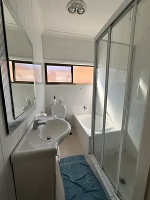 Flora St – Bathroom