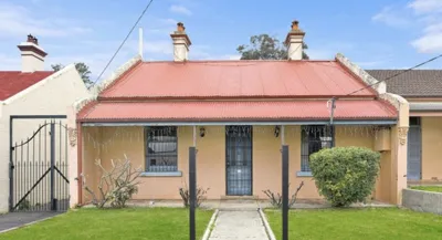 Arncliffe cottage – Single-storey cottage with red roof and front lawn