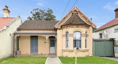 Arncliffe Victorian house – Victorian house with bay window and front lawn